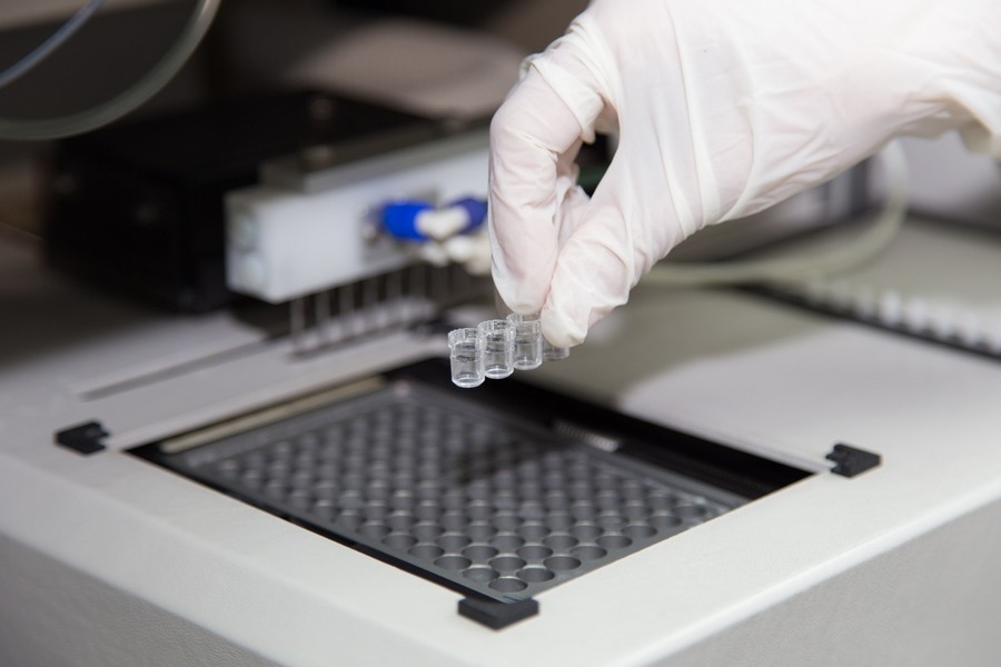 Clinical bioanalysis assistant performing ELISA